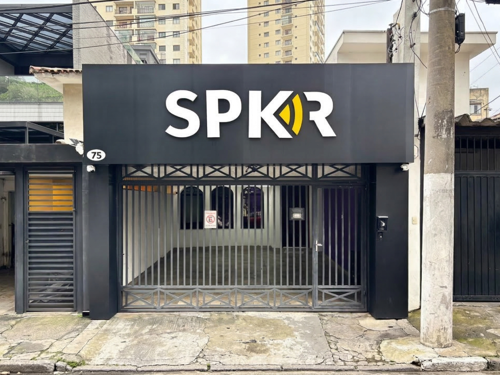 Fachada ilustrativa da Agência SPKR com a logomarca em destaque