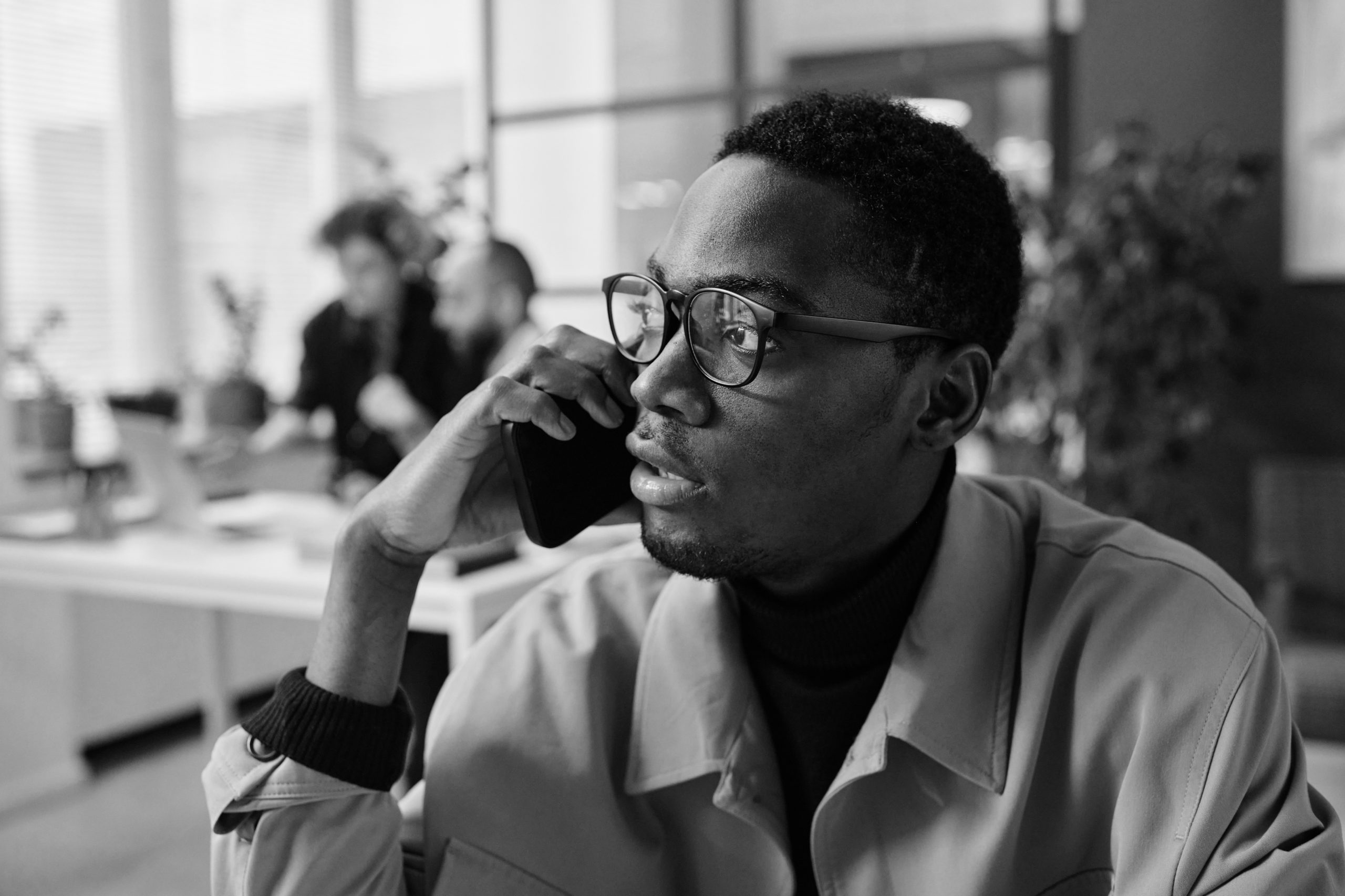 Soluções: Soluções com IA 1 african american office worker having conversation 2026 01 08 01 03 34 utc scaled