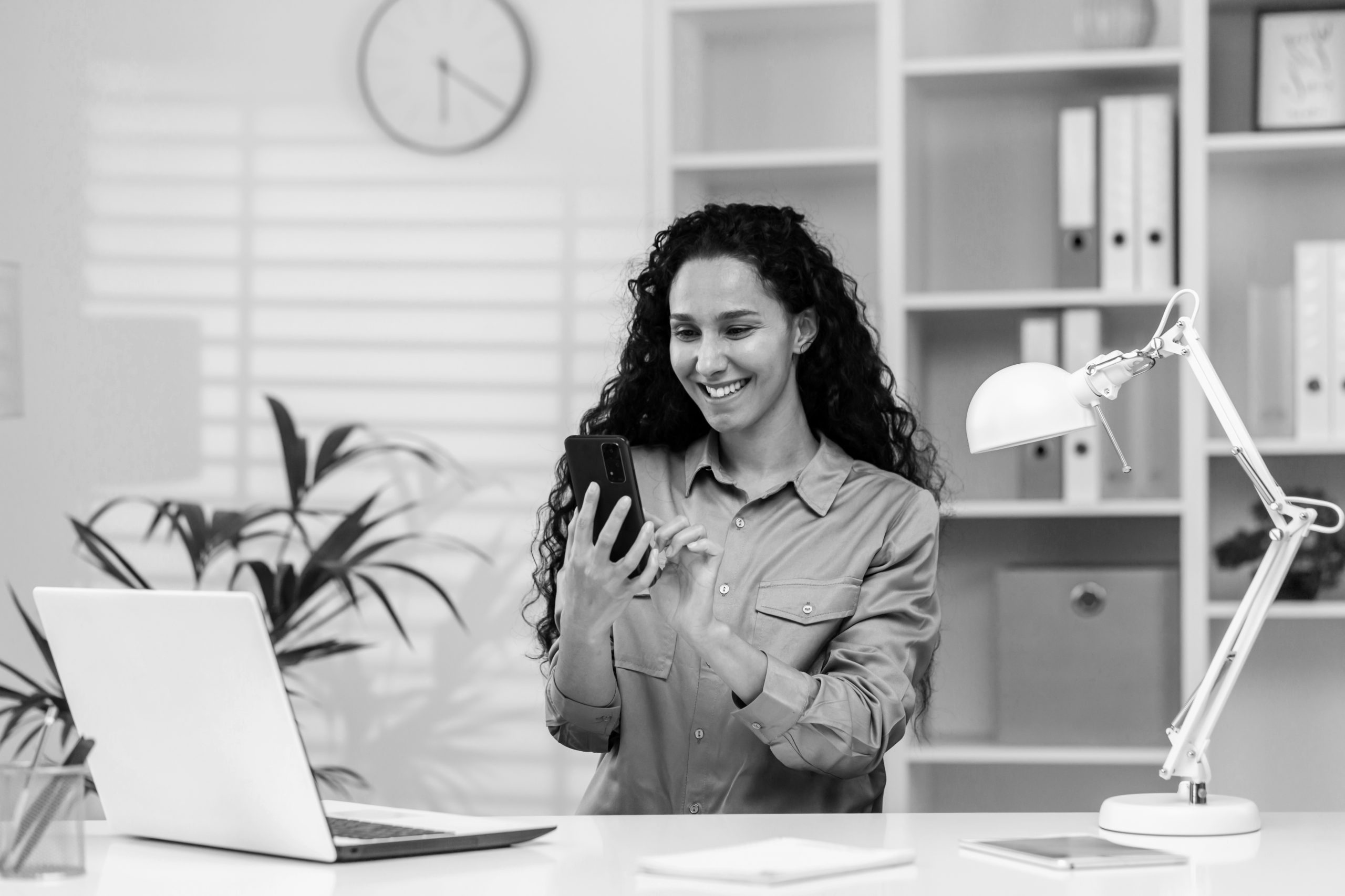Soluções: Soluções com IA 6 businesswoman joyful at workplace using phone lat 2026 01 09 07 11 55 utc scaled