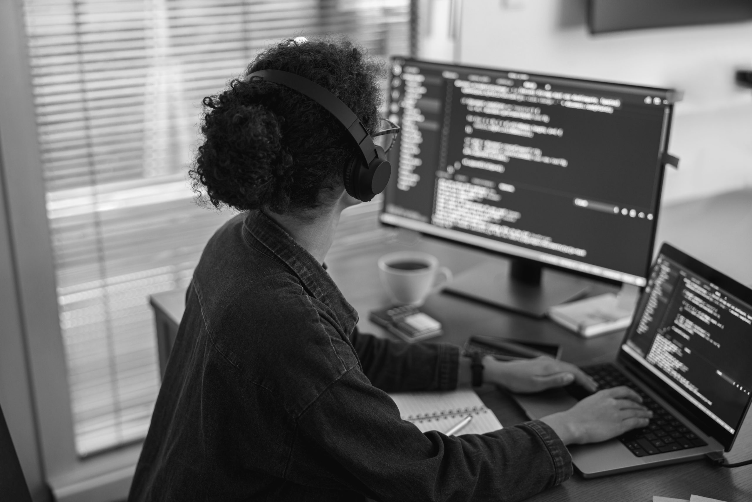 Soluções: Implementação de Softwares 6 female freelancer making new project as web design 2026 01 08 22 44 58 utc scaled