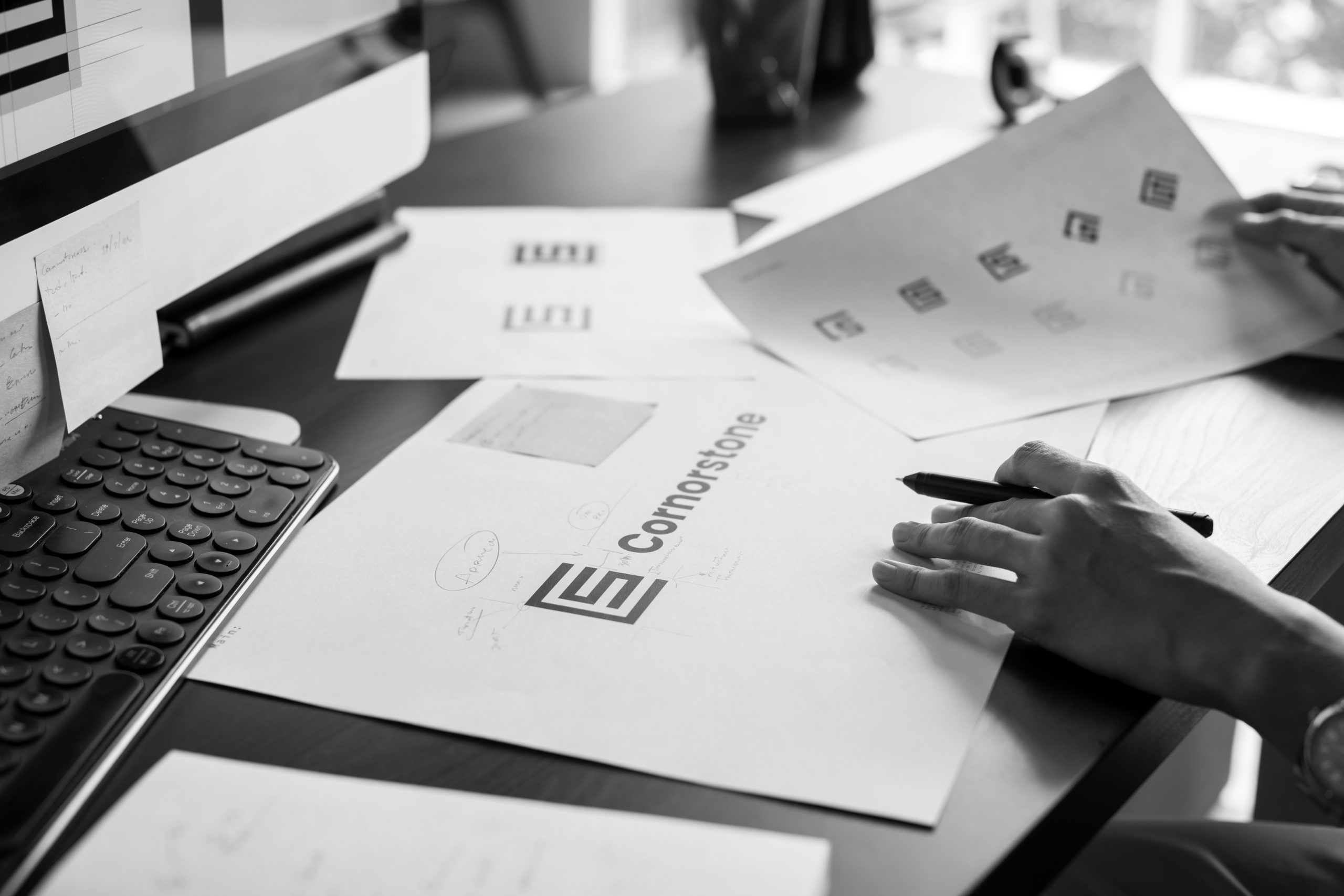 Soluções: Identidade Visual 5 graphic designer drawing sketches logo design 2026 01 07 05 44 58 utc scaled