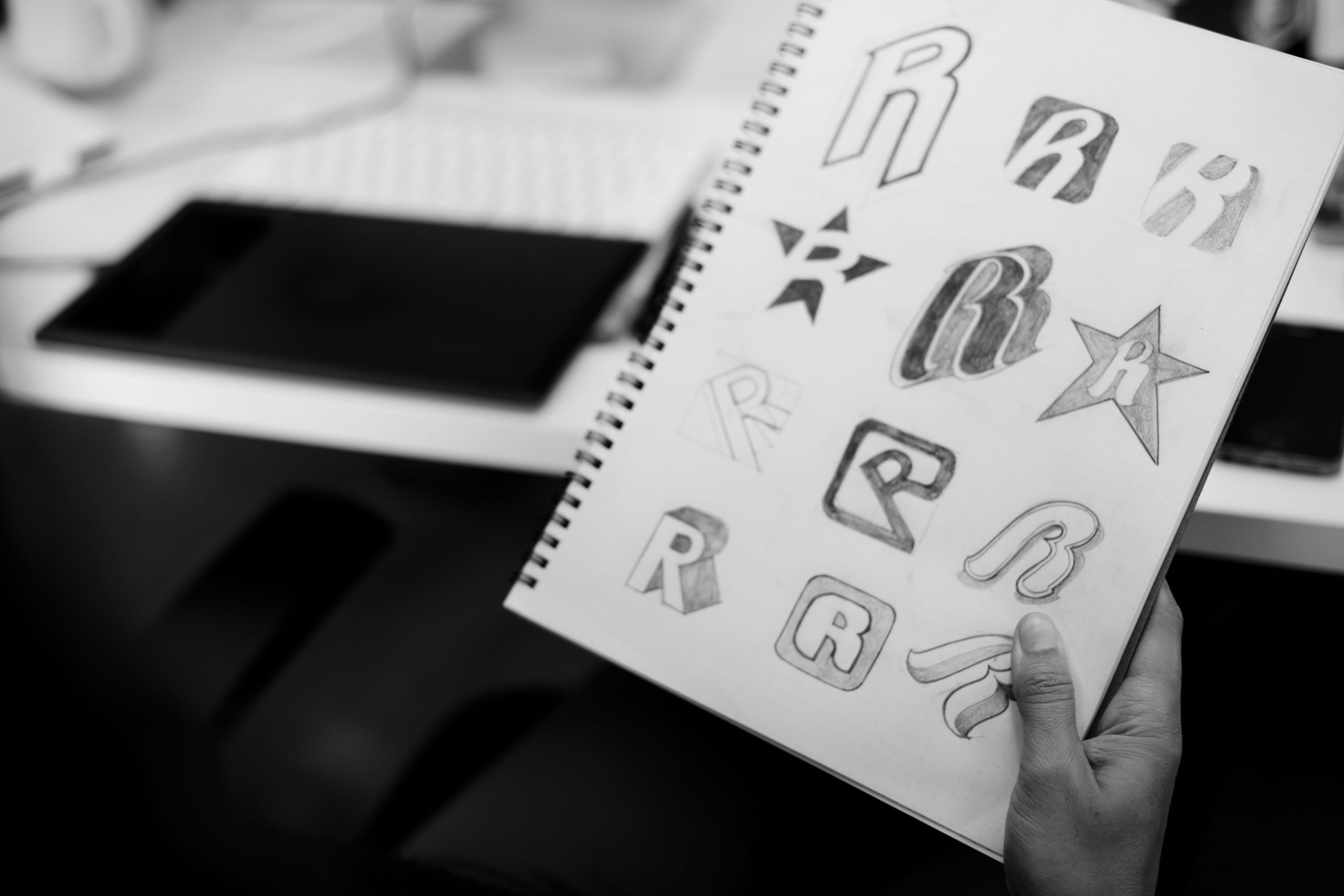 Soluções: Identidade Visual 1 hand holding notebook with drew brand logo creativ 2026 01 07 23 53 30 utc scaled