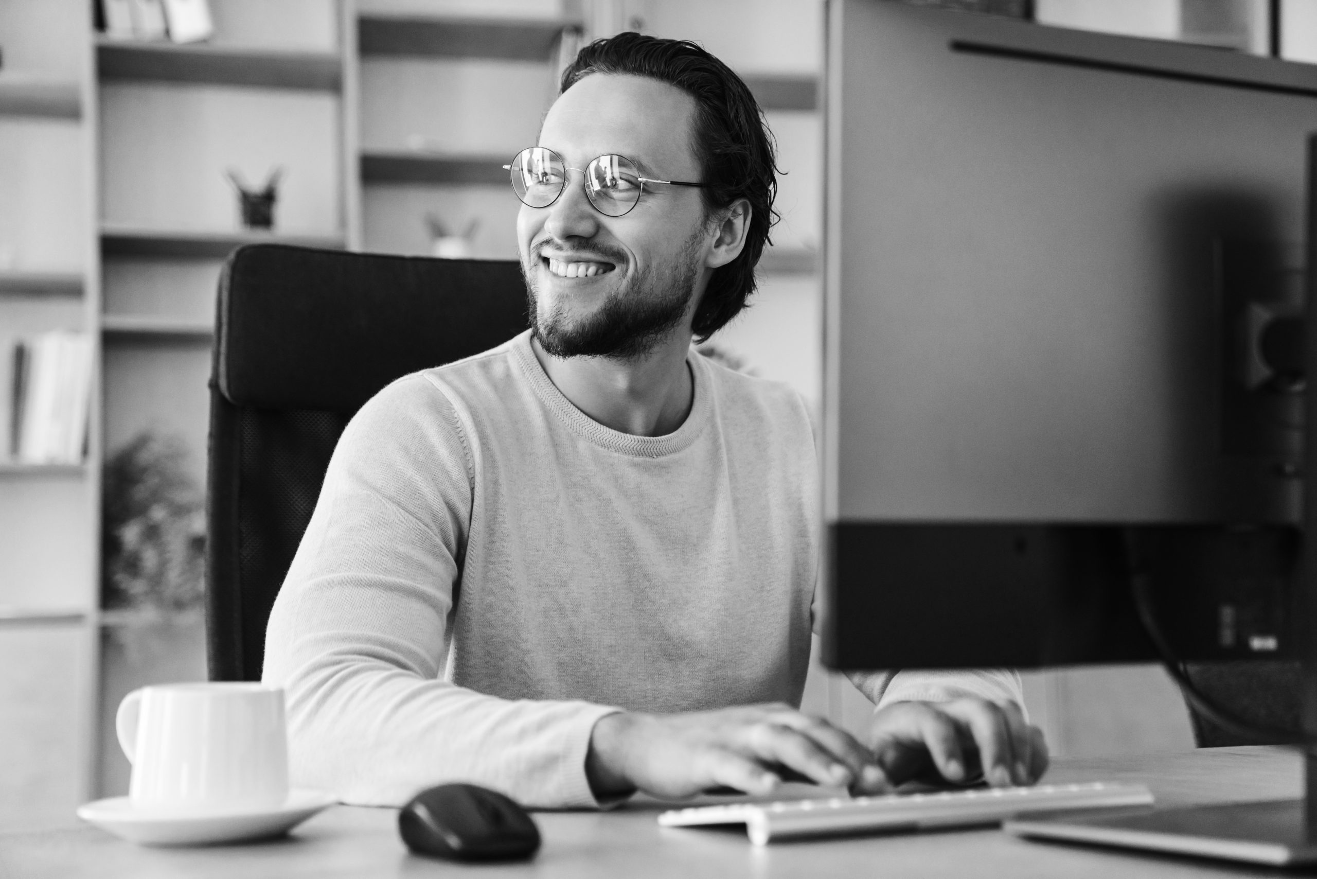 Soluções: Desenvolvimento Web e Mobile 4 image of smiling unshaven programmer man working w 2026 01 08 01 24 38 utc scaled