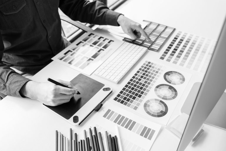 Designer gráfico selecionando paleta de cores durante a criação de conteúdo visual