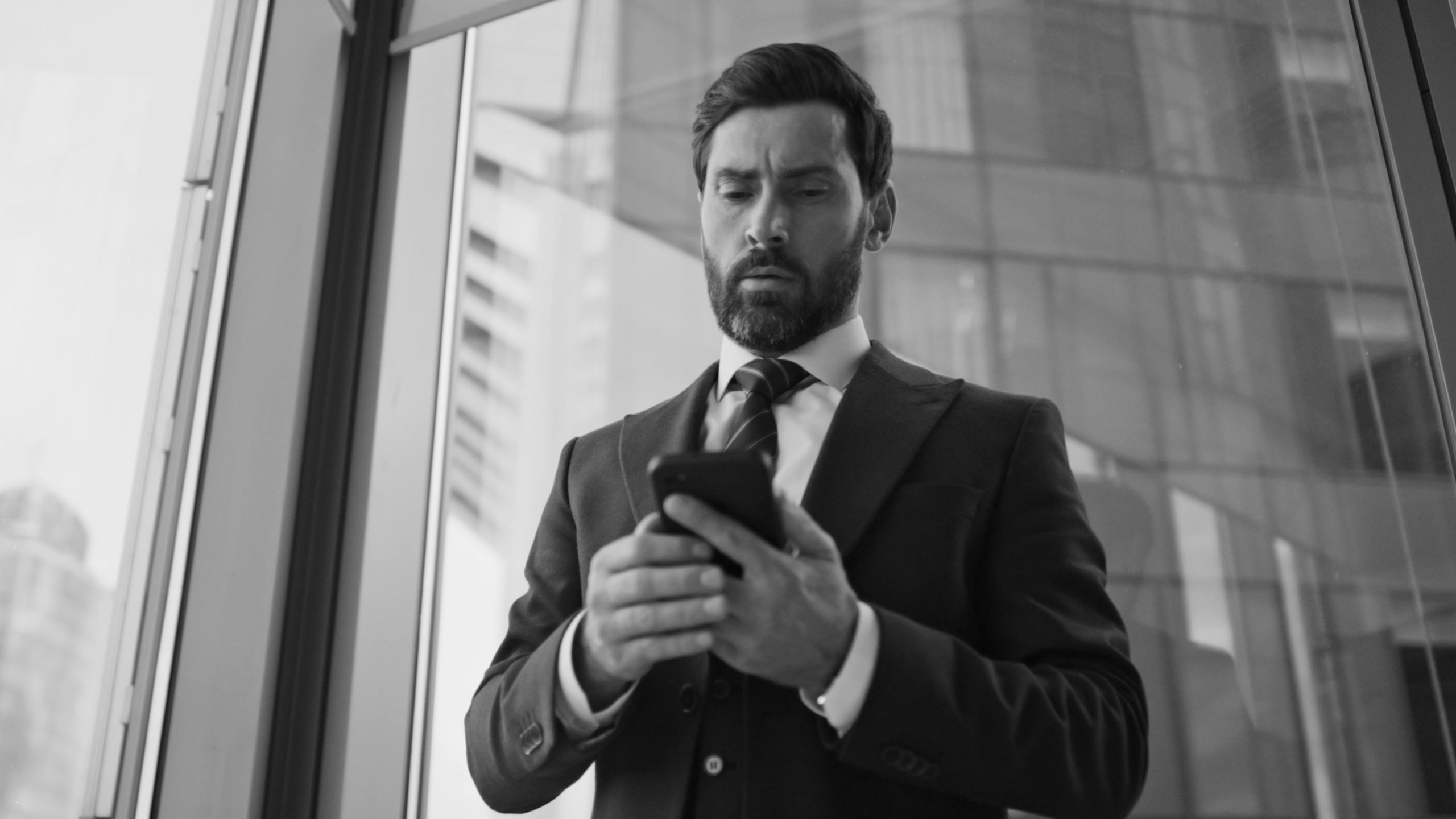 Soluções: Estratégia e Posicionamento Digital Político 1 manager unsatisfied phone call standing in office 2026 01 05 23 34 50 utc scaled