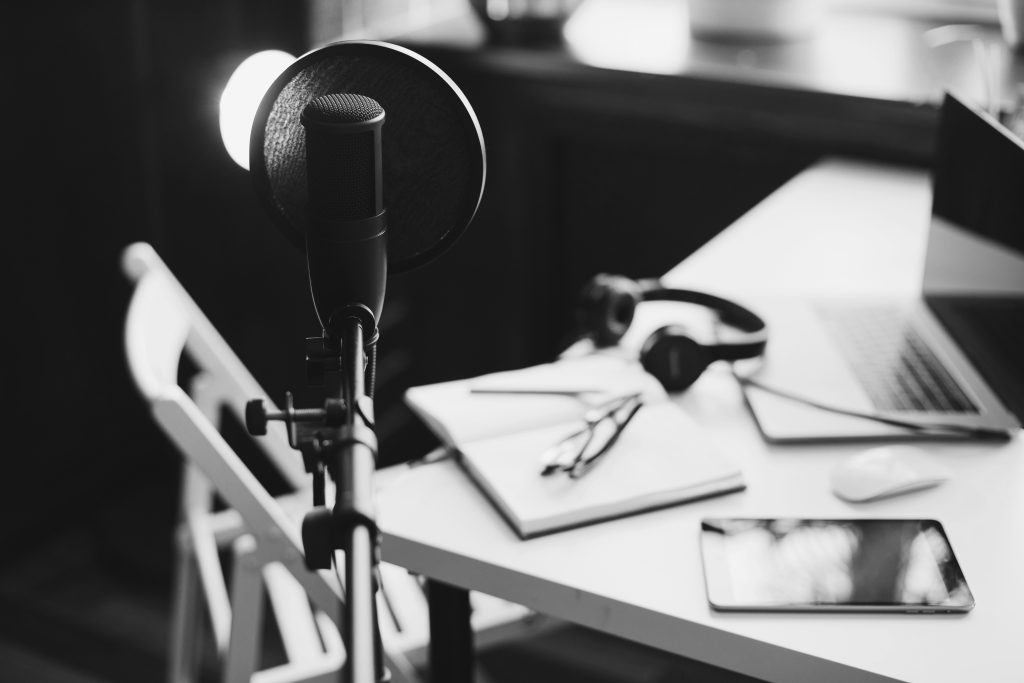 Soluções: Produção de conteúdo 3 professional equipment for recording podcast micr 2026 01 06 09 09 21 utc