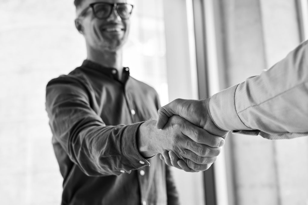 Soluções 8 two happy professional businessmen shaking hands a 2026 01 08 00 19 29 utc