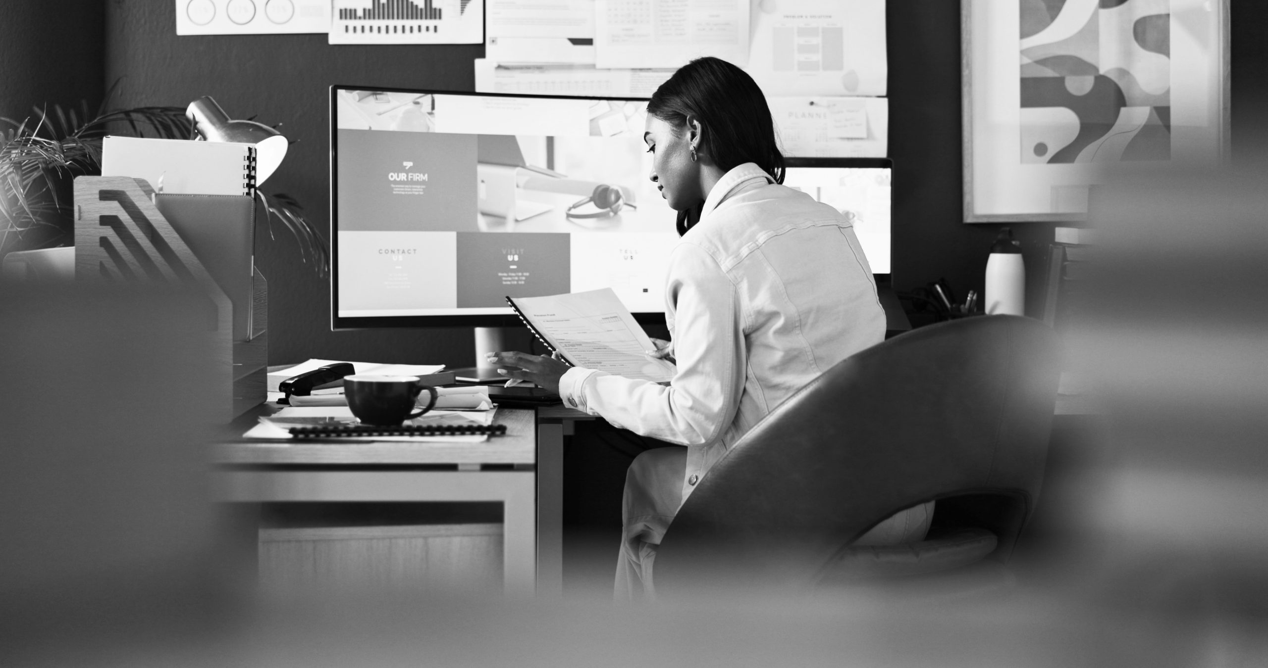 Soluções: Implementação de Softwares 2 woman document and computer in office at house fo 2026 01 09 10 01 44 utc scaled